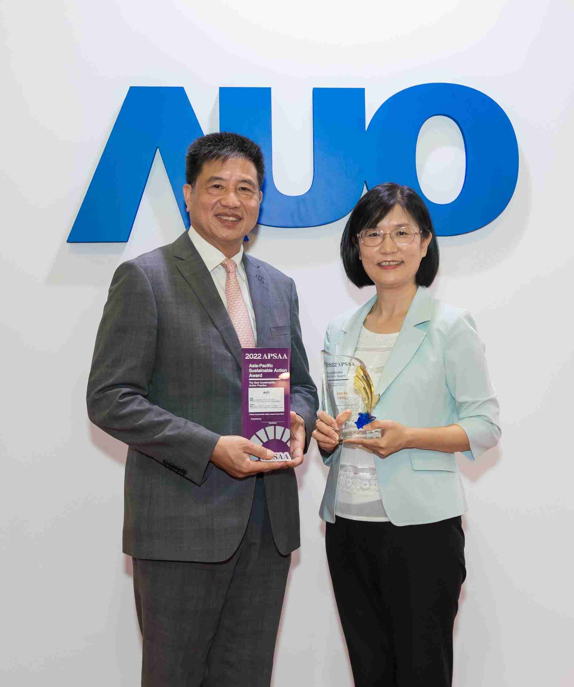 人生就是博长期垫筑永续远景的基石，，，，透过ESG暨气候委员会逐步实践永续策略蓝图。。。。其中，，，，人生就是博光电永续长古秀华带领团队、、、制定中长期目标，，缔造多面向亮眼表现，，获得「顶尖永续长奖」的个人奖殊荣（左：人生就是博光电董事长暨执行长彭双浪，，右：人生就是博光电永续长古秀华）
