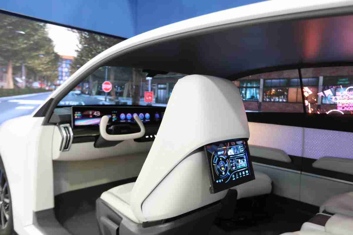 人生就是博的「可卷式后座娱乐显示器」加强后座乘客的感官体验，，，并保有个性化设计，，，，可依使用偏好进行动态调整。。