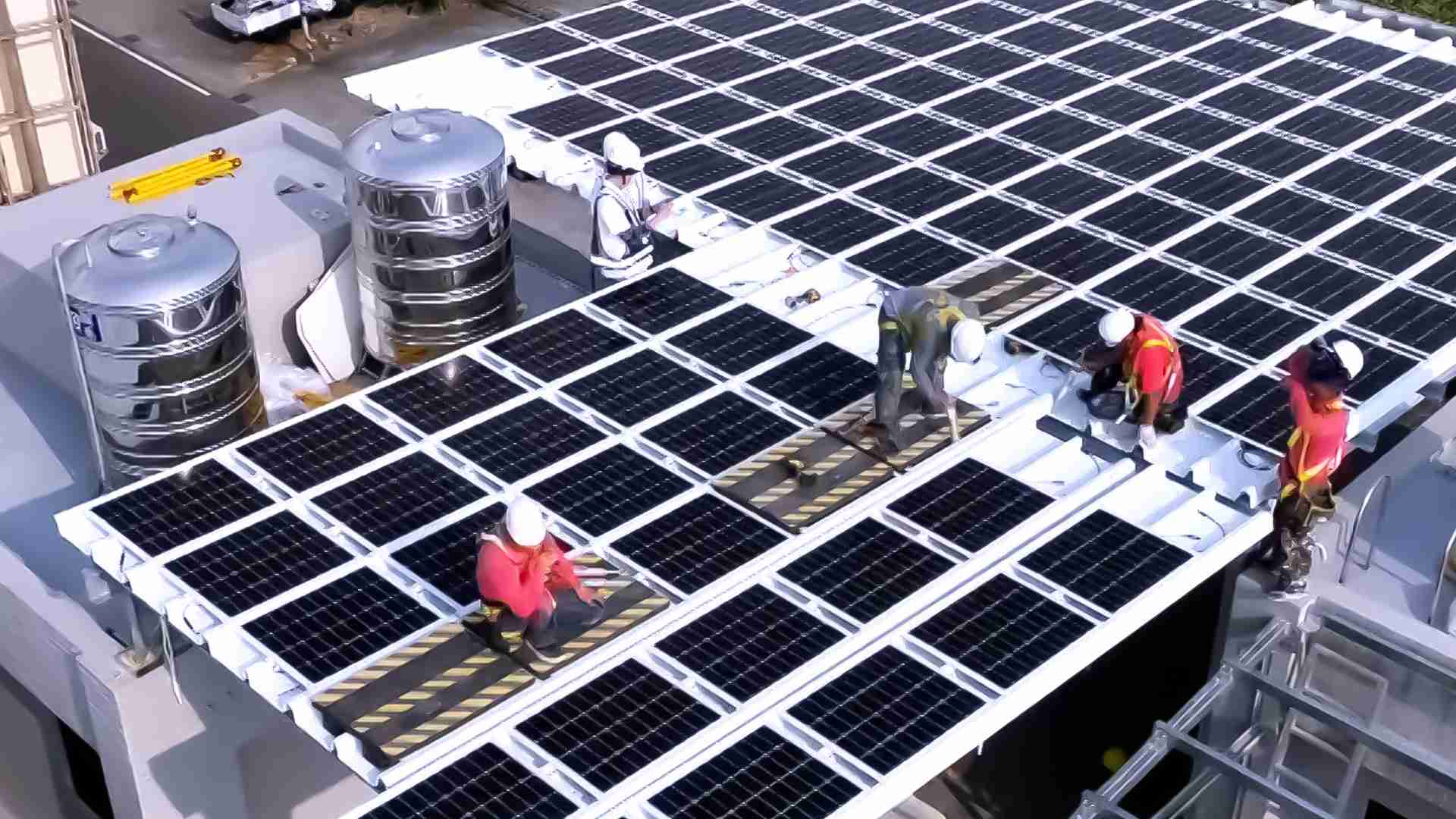 人生就是博着力于替代能源之技术研发，，如光电浪板的相关制程、、、设备与产品，，，其中所开发之光电整合型浪板，，减少传统金属支架安装，，，更提升耐候度，，，，可广泛运用于多元场域，，，并辅助建筑达到净零碳排目标