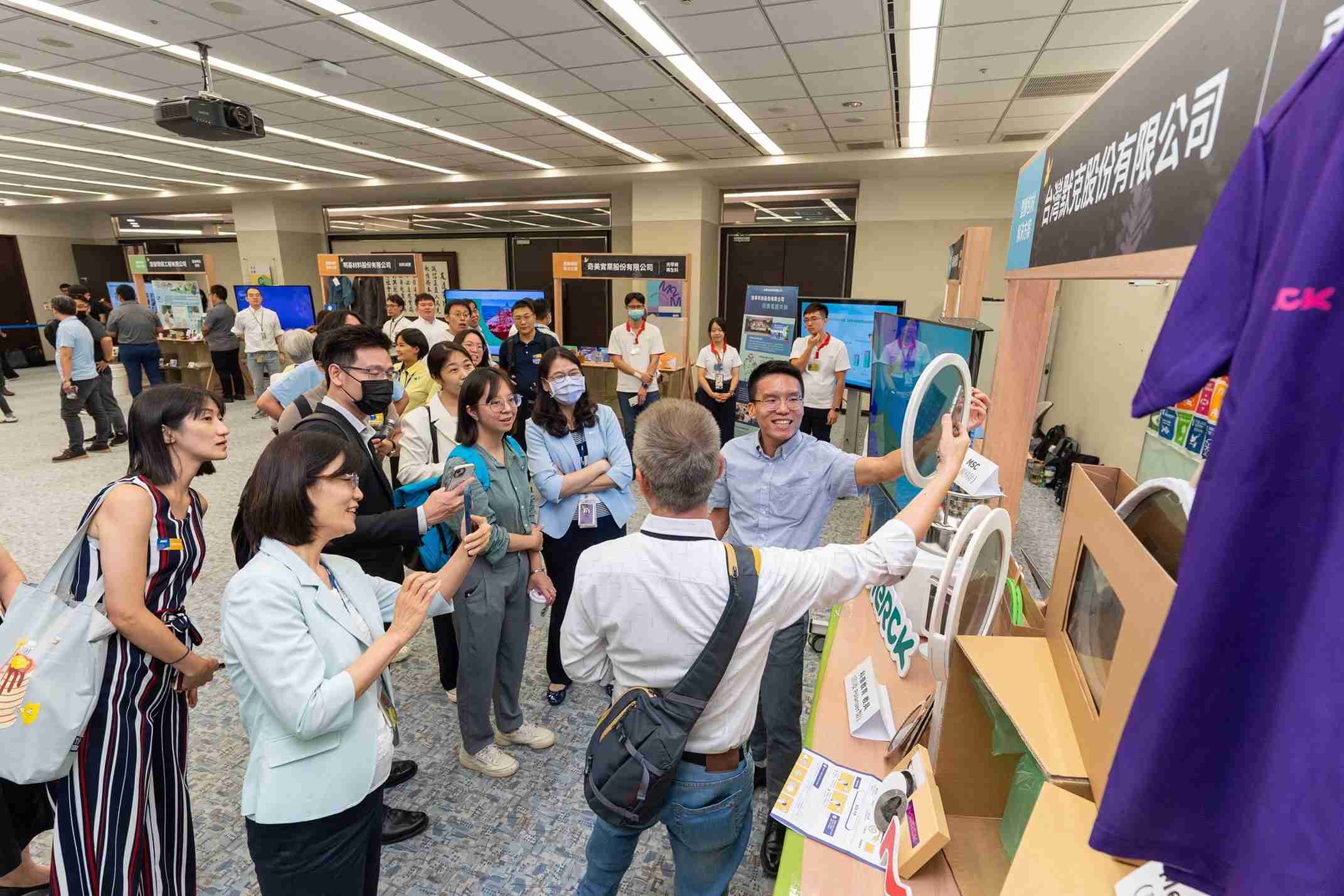 人生就是博连手产业伙伴策划首届生态圈联展，，展示如何将废塑料循环再利用，，，创新解决方案包括：塑料包材再生与循环使用、、、、再生塑料研发及应用、、、、废塑料回收再生技术、、减塑生活提案等