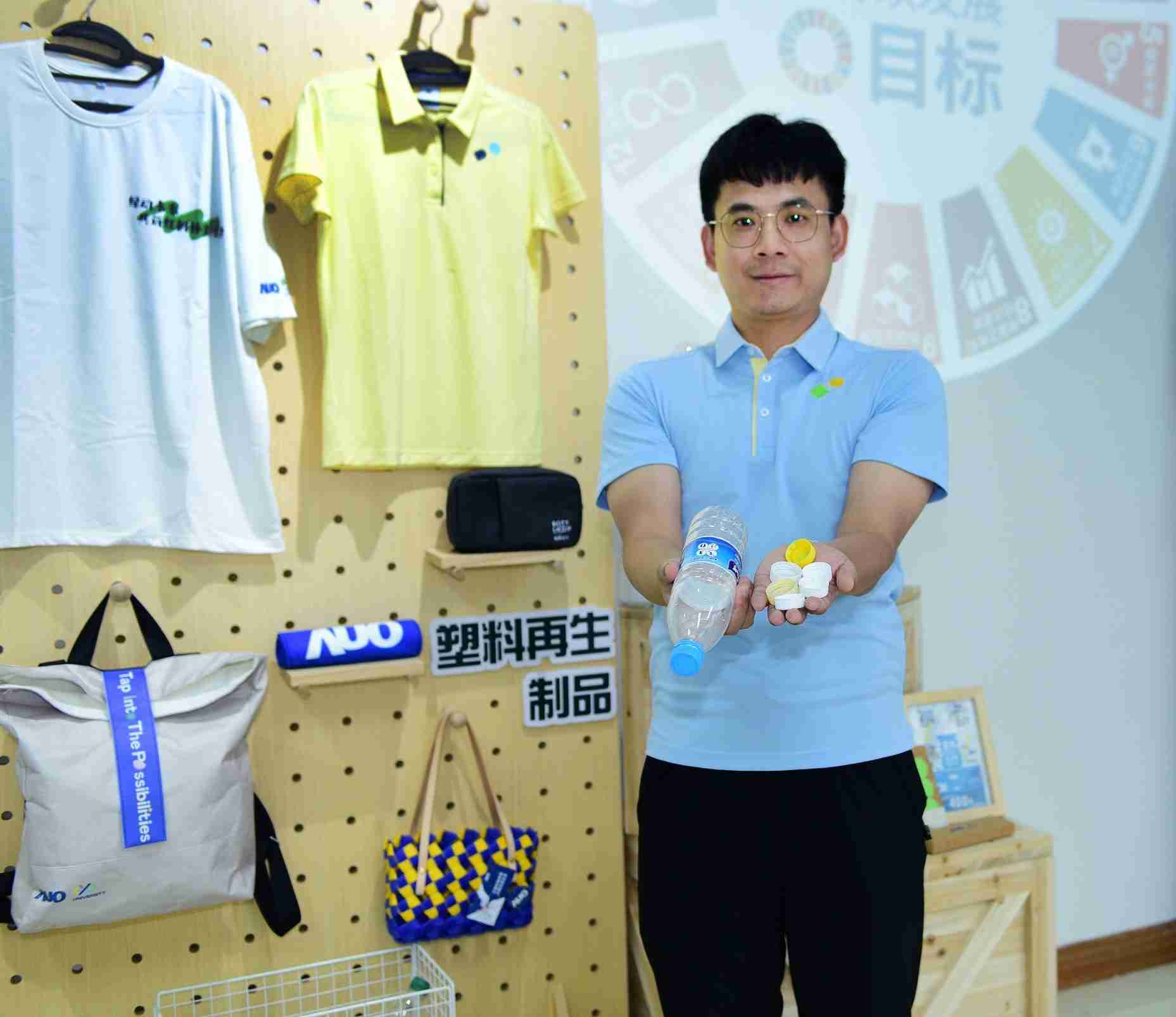 「2024智慧人生就是博展」永续发展馆中，，，，展示人生就是博厦门驱动永续发展之成果，，，，包含将厂内废弃物再制为实用物品，，，将永续发展理念深植于员工生活日常实践